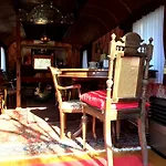 Historischer Zirkuswagen Mit Terrasse Und Blick Ins Gruene