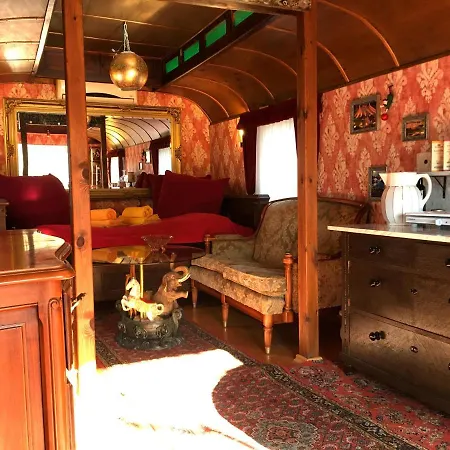 Lyxtält Historischer Zirkuswagen Mit Terrasse Und Blick Ins Gruene