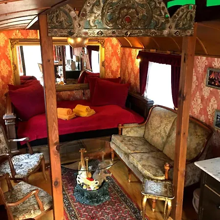 Lyxtält Historischer Zirkuswagen Mit Terrasse Und Blick Ins Gruene *