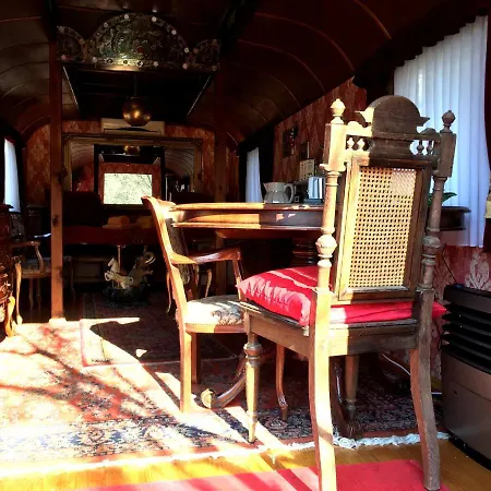 Historischer Zirkuswagen Mit Terrasse Und Blick Ins Grüne