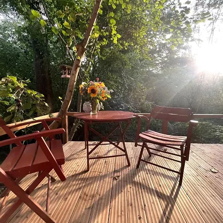 Historischer Zirkuswagen Mit Terrasse Und Blick Ins Grüne *