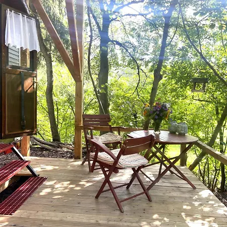 Historischer Zirkuswagen Mit Terrasse Und Blick Ins Gruene Lyxtält *