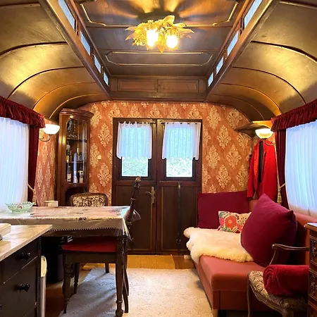 Historischer Zirkuswagen Mit Terrasse Und Blick Ins Grüne *