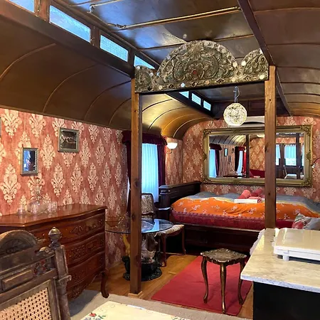 Lyxtält Historischer Zirkuswagen Mit Terrasse Und Blick Ins Gruene