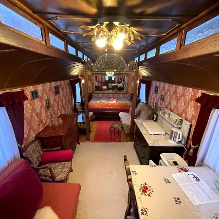 Historischer Zirkuswagen Mit Terrasse Und Blick Ins Gruene Witzenhausen