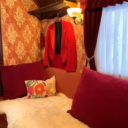 Historischer Zirkuswagen Mit Terrasse Und Blick Ins Grüne * Witzenhausen