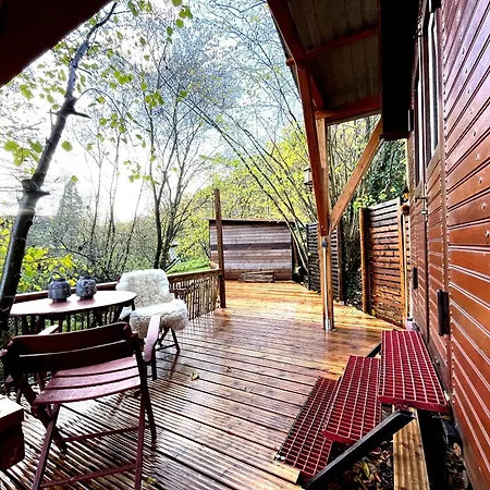 Historischer Zirkuswagen Mit Terrasse Und Blick Ins Grüne
