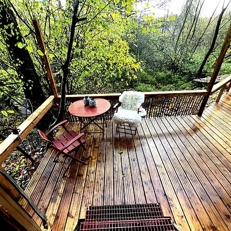 Luxuszelt Historischer Zirkuswagen Mit Terrasse Und Blick Ins Grüne *