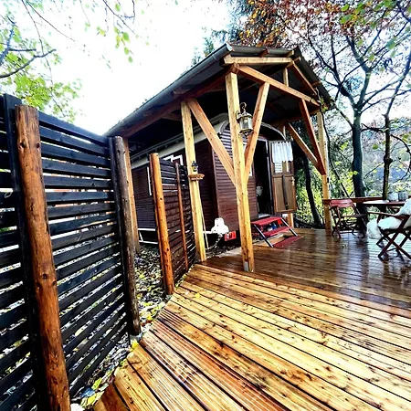 Historischer Zirkuswagen Mit Terrasse Und Blick Ins Grüne *