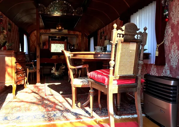 Historischer Zirkuswagen Mit Terrasse Und Blick Ins Gruene