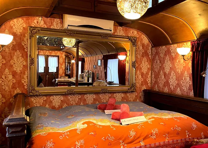 Historischer Zirkuswagen Mit Terrasse Und Blick Ins Gruene * فِتْسِنهاوزن