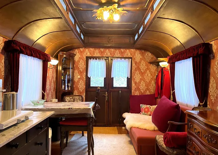 Historischer Zirkuswagen Mit Terrasse Und Blick Ins Gruene *