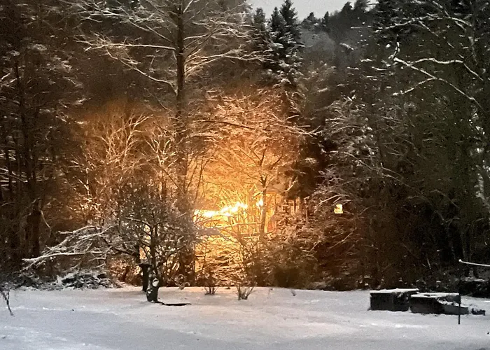 Historischer Zirkuswagen Mit Terrasse Und Blick Ins Gruene خيمة فخمة فِتْسِنهاوزن
